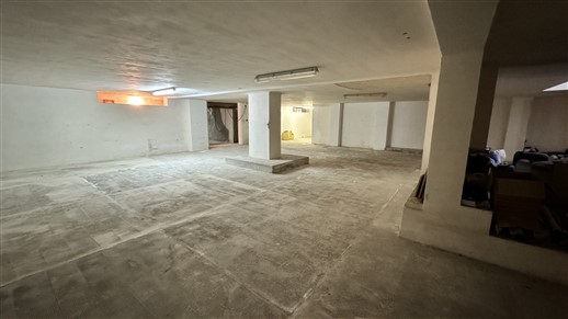 P  R  E  Z  Z  O     R  I  B  A  S  S  A  T  O  -  Locale Deposito con Spazio Esterno Privato